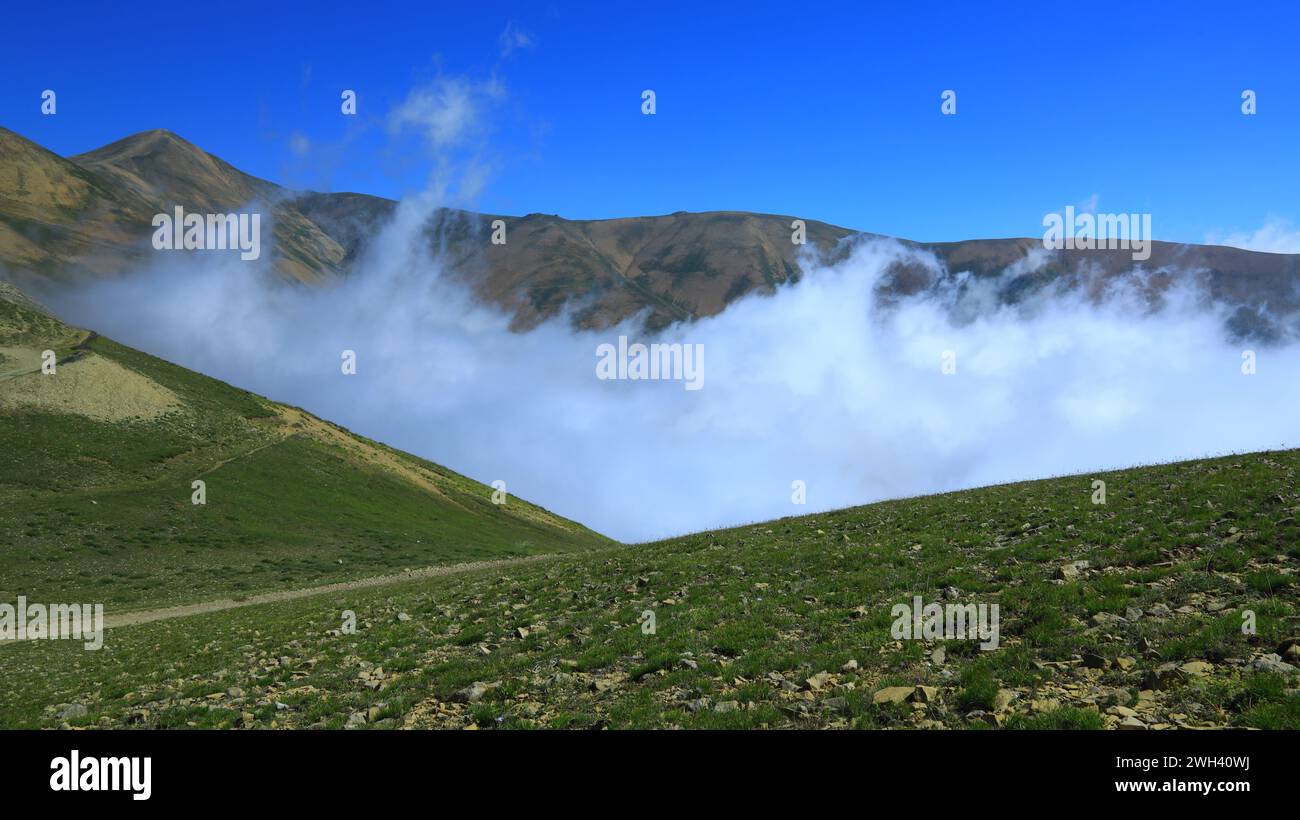 ritmo silenzioso di nuvole in movimento sulla montagna Foto Stock