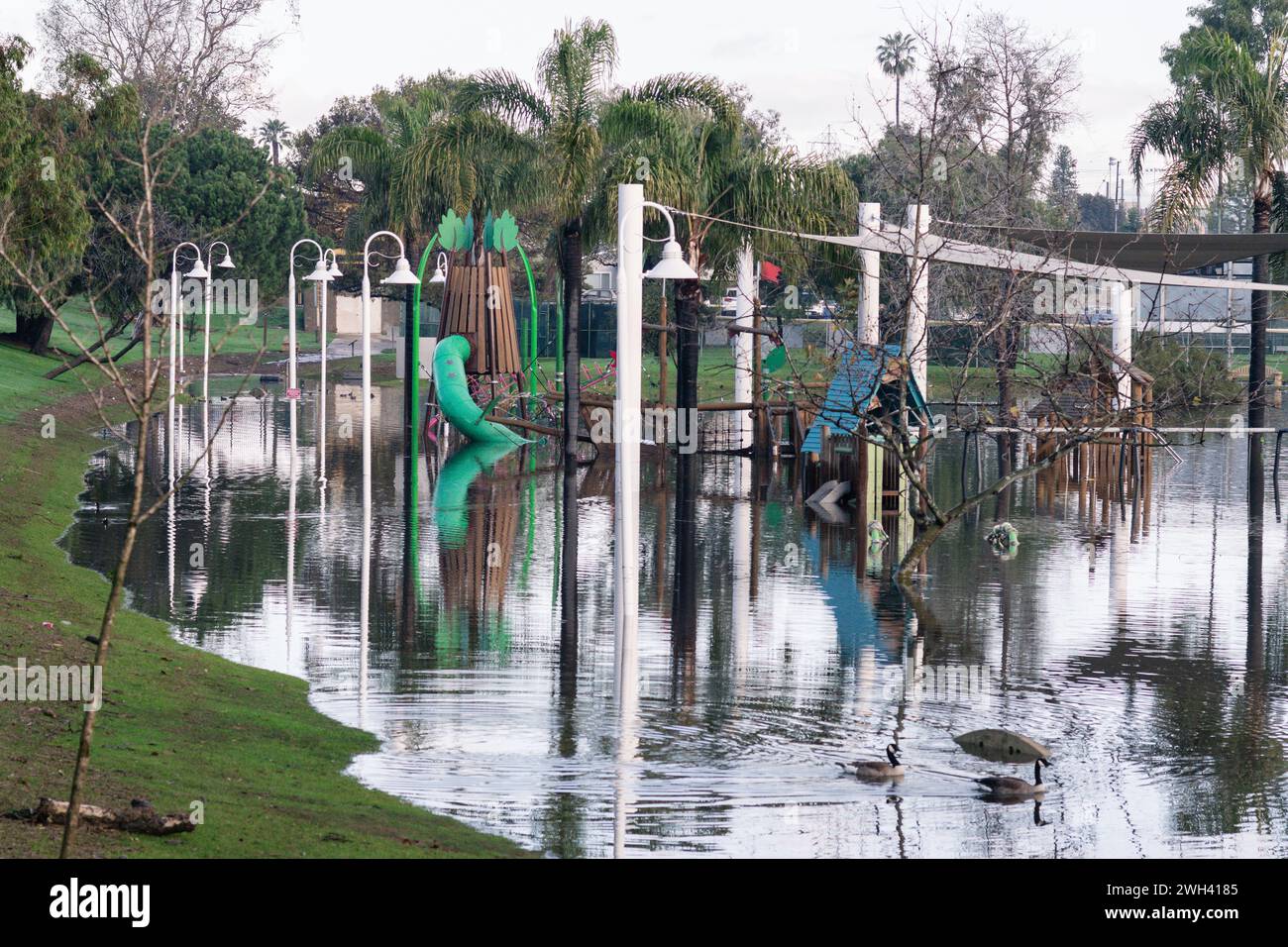 Parco giochi inferiore e grande laghetto al Polliwog Park inondato dalla pioggia a Manhattan Beach, CALIFORNIA Foto Stock