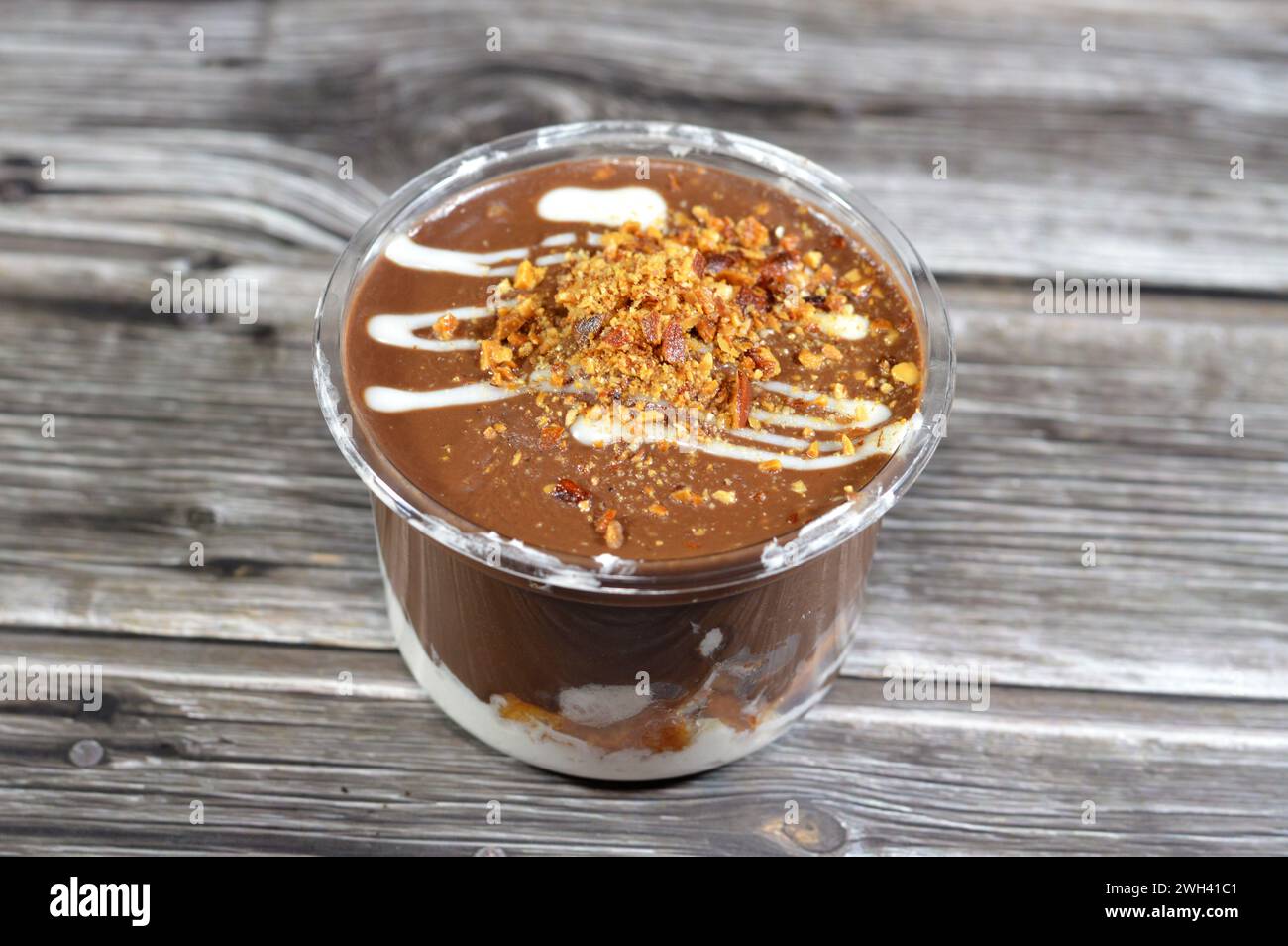 Il profiterole di cacao con nocciole dolci, con crema al cioccolato e mandorle, i profiterole sono spugne di panna, pasta francese ripiena di choux b Foto Stock