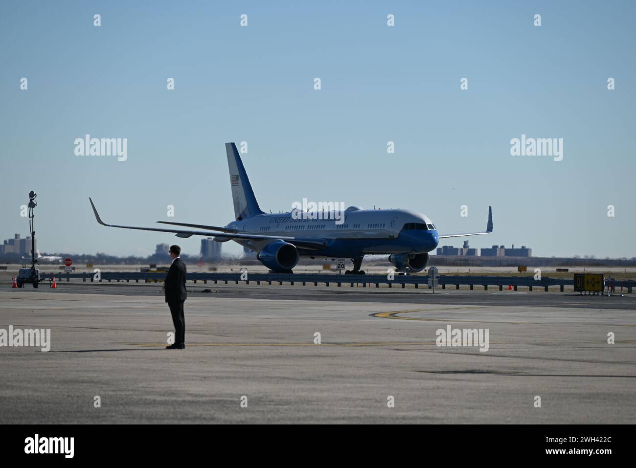 Queens, New York, Stati Uniti. 7 febbraio 2024. (NUOVO) il presidente degli Stati Uniti Joe Biden arriva all'aeroporto internazionale John F. Kennedy nel Queens, New York. 7 febbraio 2024, Queens, New York, USA: Joe Biden arriva all'aeroporto internazionale John F. Kennedy di Queens, New York, e visiterà Manhattan, New York mercoledì pomeriggio per partecipare a tre raccolte di fondi della campagna Biden-Harris. Il presidente Joe Biden ha camminato lungo i gradini dell'Air Force One e si è recato a piedi al Marine One per il giro in elicottero a Manhattan dall'aeroporto JFK. (Credit Image: © Kyle Mazza/TheNEWS2 via ZUMA Press Wire) USO EDITORIALE ONL Foto Stock