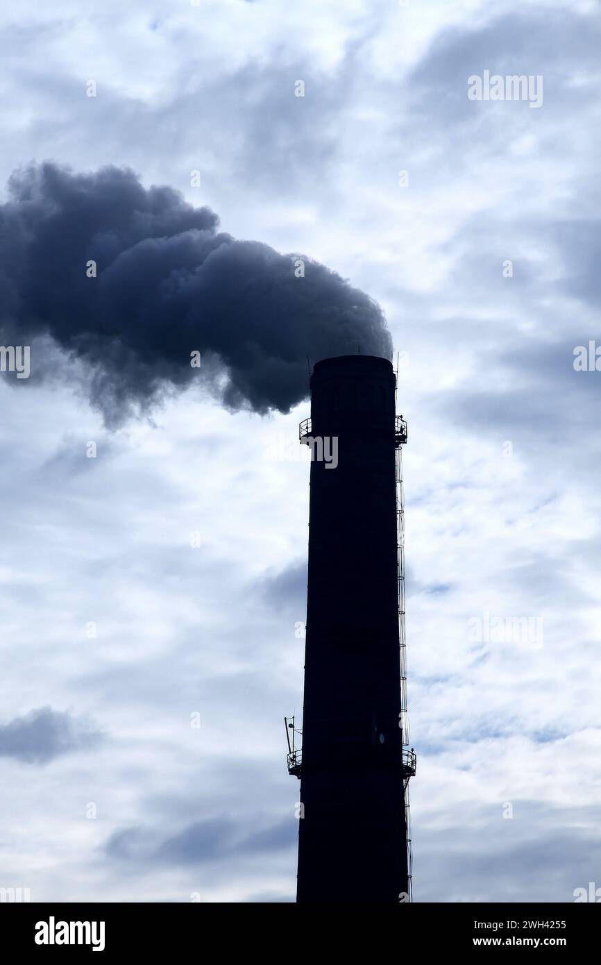 Il fumo tossico contamina l'aria proveniente dal camino degli impianti industriali Foto Stock
