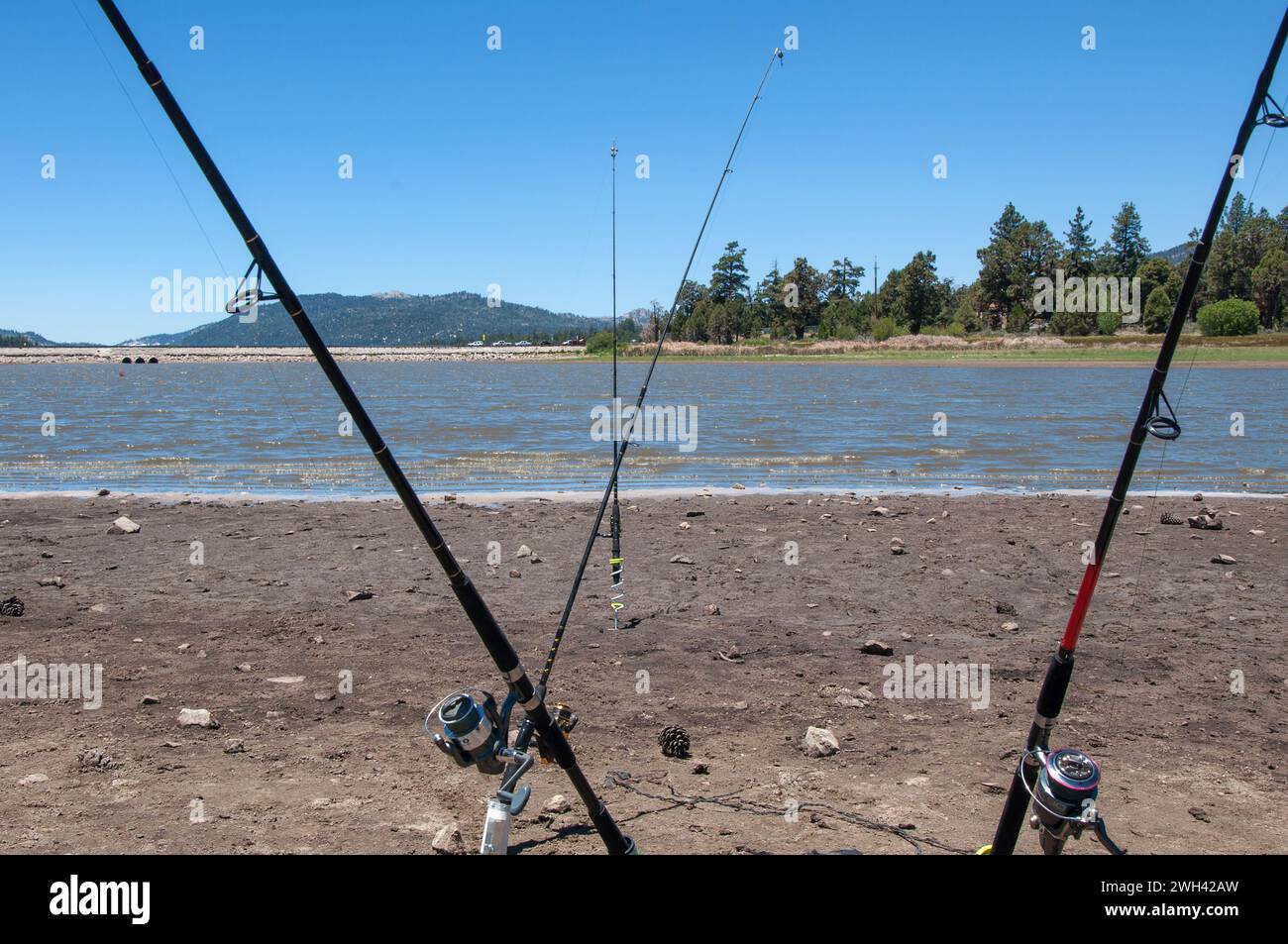 Big Bear Lake, California, USA - 29 giugno 2014. Canne da pesca montate sui supporti e allestite sulla riva del lago Foto Stock