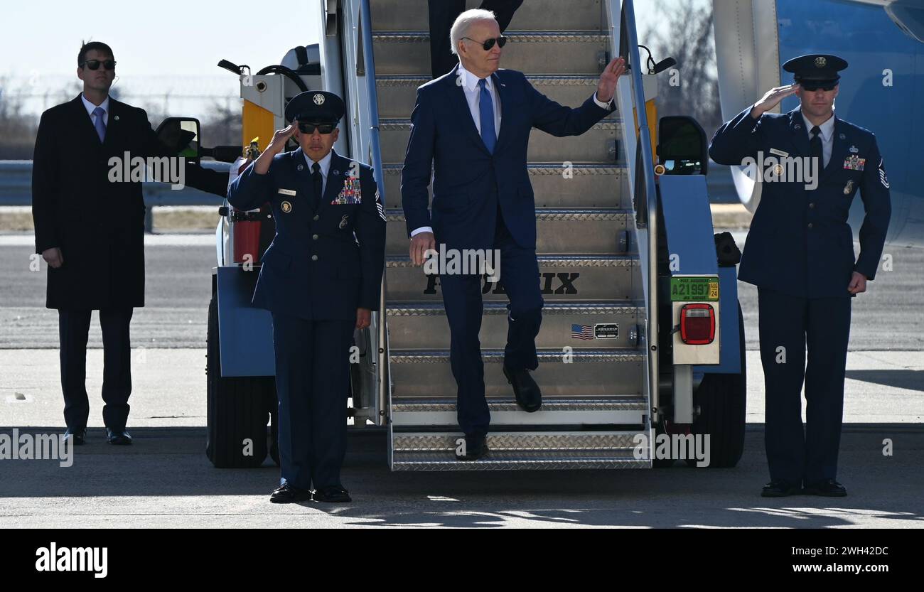 Queens, New York, Stati Uniti. 7 febbraio 2024. (NUOVO) il presidente degli Stati Uniti Joe Biden arriva all'aeroporto internazionale John F. Kennedy nel Queens, New York. 7 febbraio 2024, Queens, New York, USA: Joe Biden arriva all'aeroporto internazionale John F. Kennedy di Queens, New York, e visiterà Manhattan, New York mercoledì pomeriggio per partecipare a tre raccolte di fondi della campagna Biden-Harris. Il presidente Joe Biden ha camminato lungo i gradini dell'Air Force One e si è recato a piedi al Marine One per il giro in elicottero a Manhattan dall'aeroporto JFK. (Credit Image: © Kyle Mazza/TheNEWS2 via ZUMA Press Wire) USO EDITORIALE ONL Foto Stock