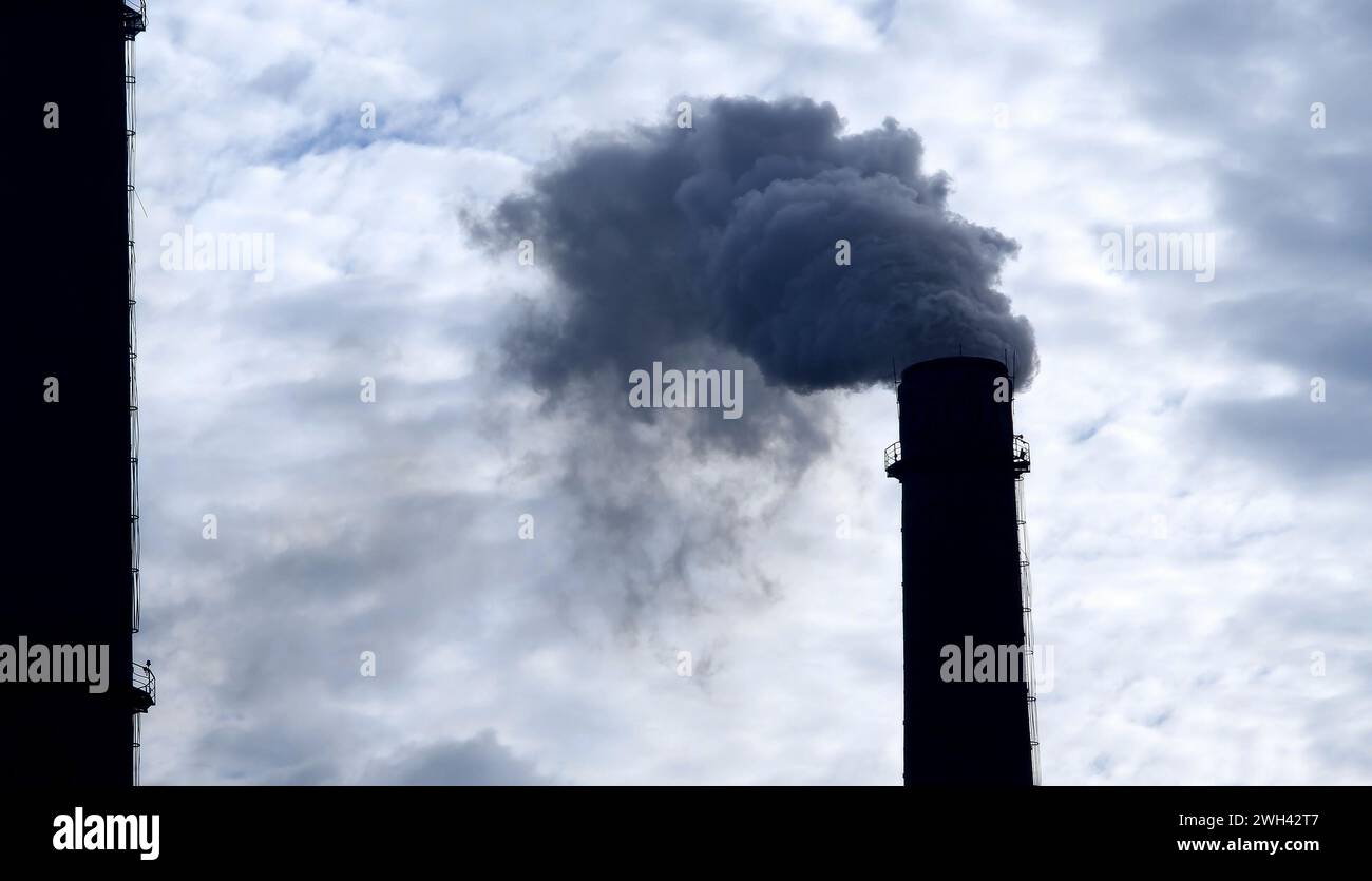 Due camini di aria contaminata da impianti industriali con vista ravvicinata del fumo tossico Foto Stock