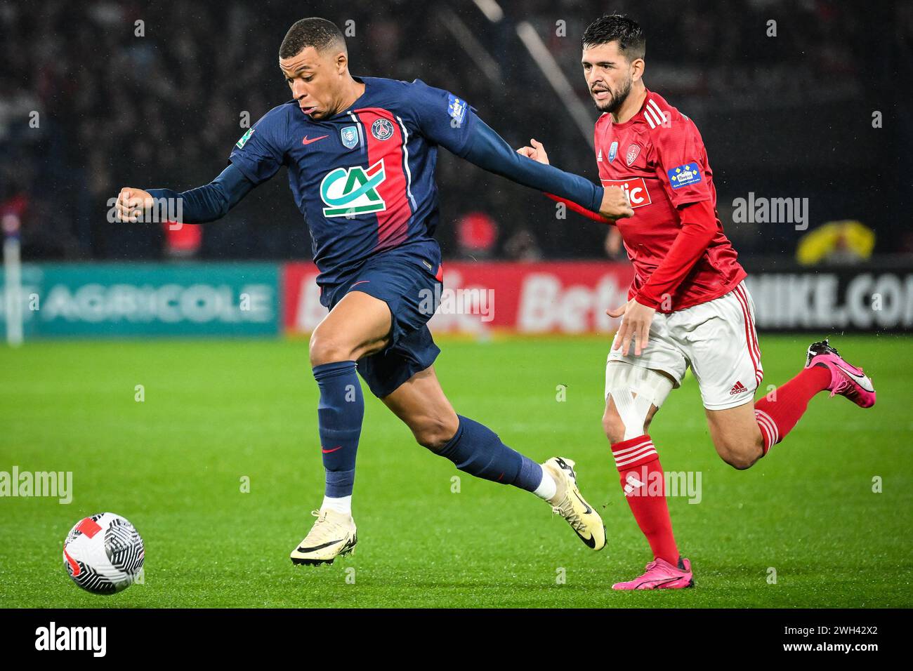 Parigi, Francia, Francia. 7 febbraio 2024. Kylian MBAPPE del PSG e Julien LE CARDINAL di Brest durante la partita di Coppa di Francia tra il Paris Saint-Germain (PSG) e lo Stade Brestois (Brest) al Parc des Princes Stadium il 7 febbraio 2024 a Parigi, Francia. (Credit Image: © Matthieu Mirville/ZUMA Press Wire) SOLO PER USO EDITORIALE! Non per USO commerciale! Foto Stock