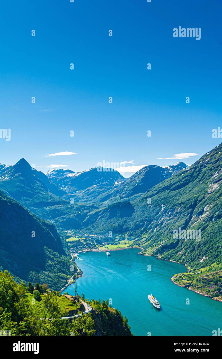 Geirangerfjorden, nella Norvegia occidentale, è una delle aree protette patrimonio dell'umanità dell'UNESCO. Foto Stock