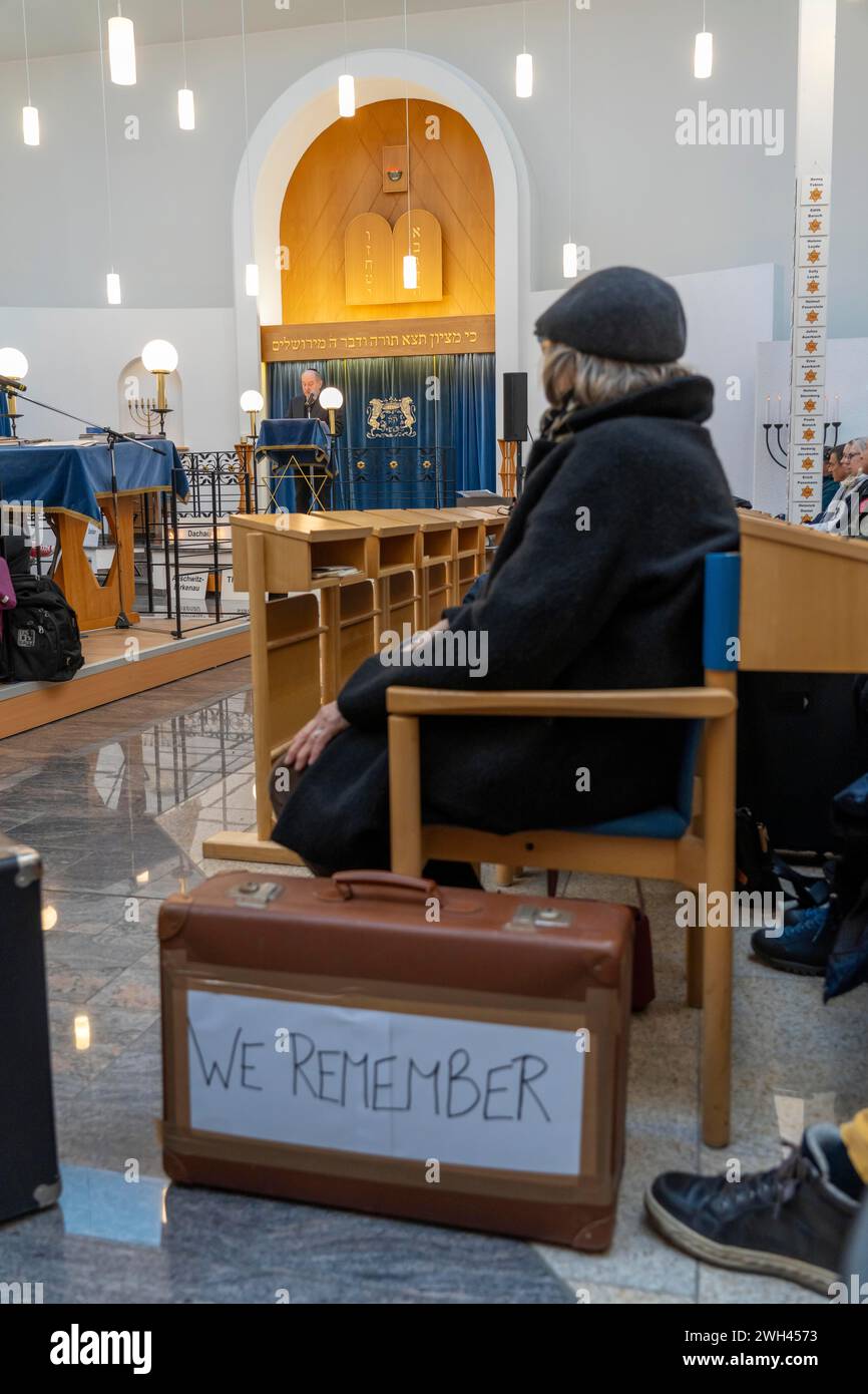 marcia delle valigie a Recklinghausen, per la seconda volta oltre 500 persone camminano per Recklinghausen, portando valigie con l'iscrizione #WeRemember, i Foto Stock