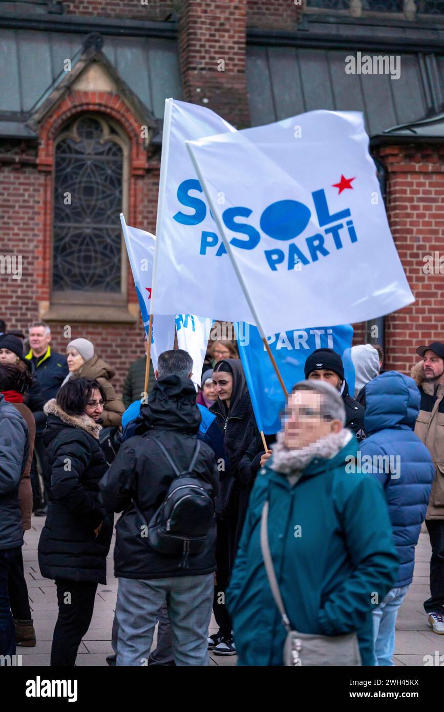 Membro della SOL parti, un partito turco di estrema sinistra, partecipa a una manifestazione contro l'estremismo di destra a Herne, nella Repubblica democratica del Nord (NRW), in Germania Foto Stock