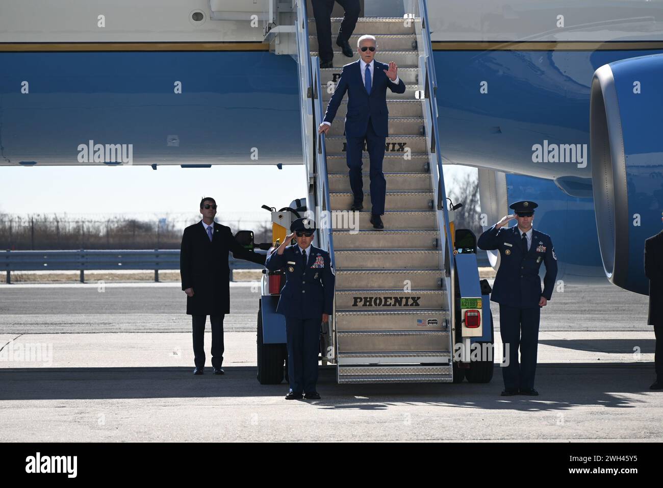 Queens, New York, Stati Uniti. 7 febbraio 2024. (NUOVO) il presidente degli Stati Uniti Joe Biden arriva all'aeroporto internazionale John F. Kennedy nel Queens, New York. 7 febbraio 2024, Queens, New York, USA: Joe Biden arriva all'aeroporto internazionale John F. Kennedy di Queens, New York, e visiterà Manhattan, New York mercoledì pomeriggio per partecipare a tre raccolte di fondi della campagna Biden-Harris. Il presidente Joe Biden ha camminato lungo i gradini dell'Air Force One e si è recato a piedi al Marine One per il giro in elicottero a Manhattan dall'aeroporto JFK. (Credit Image: © Kyle Mazza/TheNEWS2 via ZUMA Press Wire) USO EDITORIALE ONL Foto Stock