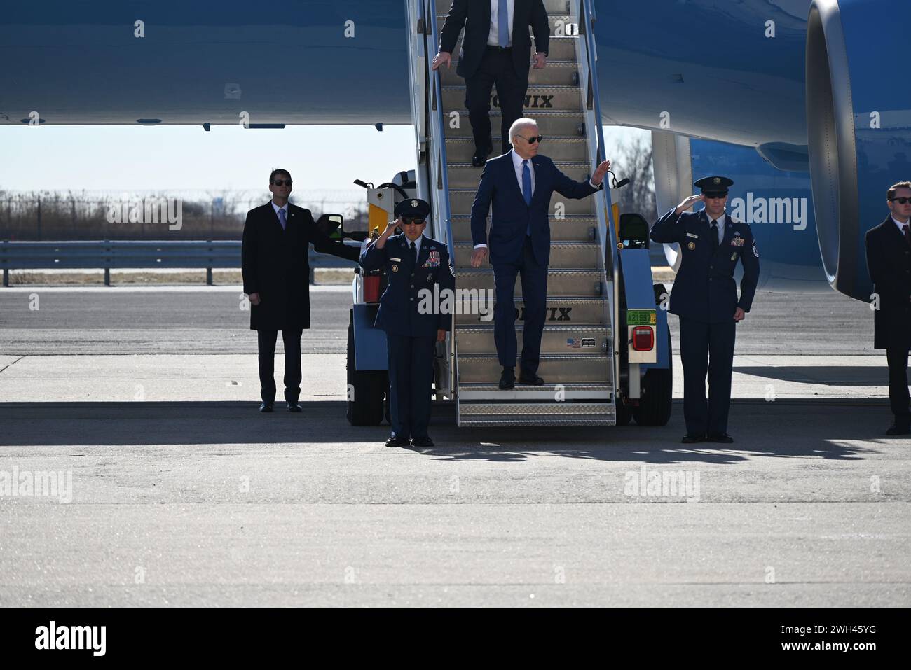 Queens, New York, Stati Uniti. 7 febbraio 2024. (NUOVO) il presidente degli Stati Uniti Joe Biden arriva all'aeroporto internazionale John F. Kennedy nel Queens, New York. 7 febbraio 2024, Queens, New York, USA: Joe Biden arriva all'aeroporto internazionale John F. Kennedy di Queens, New York, e visiterà Manhattan, New York mercoledì pomeriggio per partecipare a tre raccolte di fondi della campagna Biden-Harris. Il presidente Joe Biden ha camminato lungo i gradini dell'Air Force One e si è recato a piedi al Marine One per il giro in elicottero a Manhattan dall'aeroporto JFK. (Credit Image: © Kyle Mazza/TheNEWS2 via ZUMA Press Wire) USO EDITORIALE ONL Foto Stock