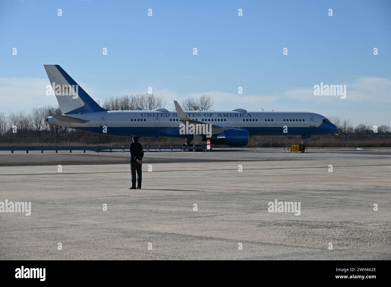 Queens, New York, Stati Uniti. 7 febbraio 2024. (NUOVO) il presidente degli Stati Uniti Joe Biden arriva all'aeroporto internazionale John F. Kennedy nel Queens, New York. 7 febbraio 2024, Queens, New York, USA: Joe Biden arriva all'aeroporto internazionale John F. Kennedy di Queens, New York, e visiterà Manhattan, New York mercoledì pomeriggio per partecipare a tre raccolte di fondi della campagna Biden-Harris. Il presidente Joe Biden ha camminato lungo i gradini dell'Air Force One e si è recato a piedi al Marine One per il giro in elicottero a Manhattan dall'aeroporto JFK. (Credit Image: © Kyle Mazza/TheNEWS2 via ZUMA Press Wire) USO EDITORIALE ONL Foto Stock