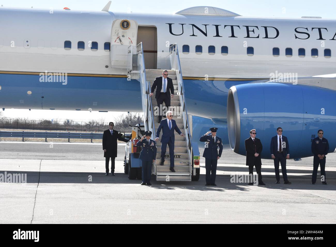 Queens, New York, Stati Uniti. 7 febbraio 2024. (NUOVO) il presidente degli Stati Uniti Joe Biden arriva all'aeroporto internazionale John F. Kennedy nel Queens, New York. 7 febbraio 2024, Queens, New York, USA: Joe Biden arriva all'aeroporto internazionale John F. Kennedy di Queens, New York, e visiterà Manhattan, New York mercoledì pomeriggio per partecipare a tre raccolte di fondi della campagna Biden-Harris. (Credit Image: © Andrey Grushinskiy/TheNEWS2 via ZUMA Press Wire) SOLO PER USO EDITORIALE! Non per USO commerciale! Foto Stock