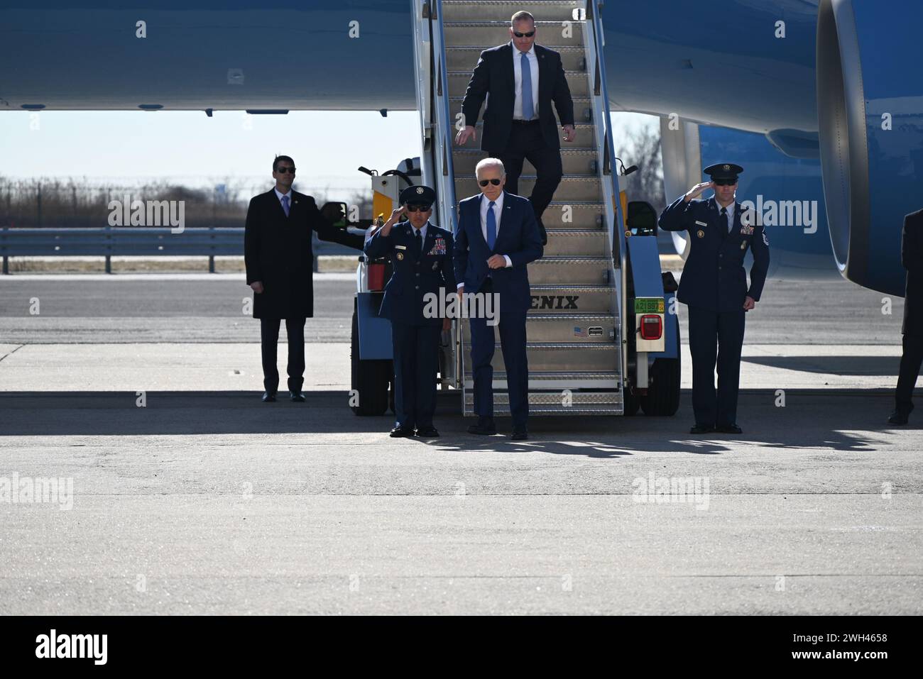 Queens, New York, Stati Uniti. 7 febbraio 2024. (NUOVO) il presidente degli Stati Uniti Joe Biden arriva all'aeroporto internazionale John F. Kennedy nel Queens, New York. 7 febbraio 2024, Queens, New York, USA: Joe Biden arriva all'aeroporto internazionale John F. Kennedy di Queens, New York, e visiterà Manhattan, New York mercoledì pomeriggio per partecipare a tre raccolte di fondi della campagna Biden-Harris. Il presidente Joe Biden ha camminato lungo i gradini dell'Air Force One e si è recato a piedi al Marine One per il giro in elicottero a Manhattan dall'aeroporto JFK. (Credit Image: © Kyle Mazza/TheNEWS2 via ZUMA Press Wire) USO EDITORIALE ONL Foto Stock