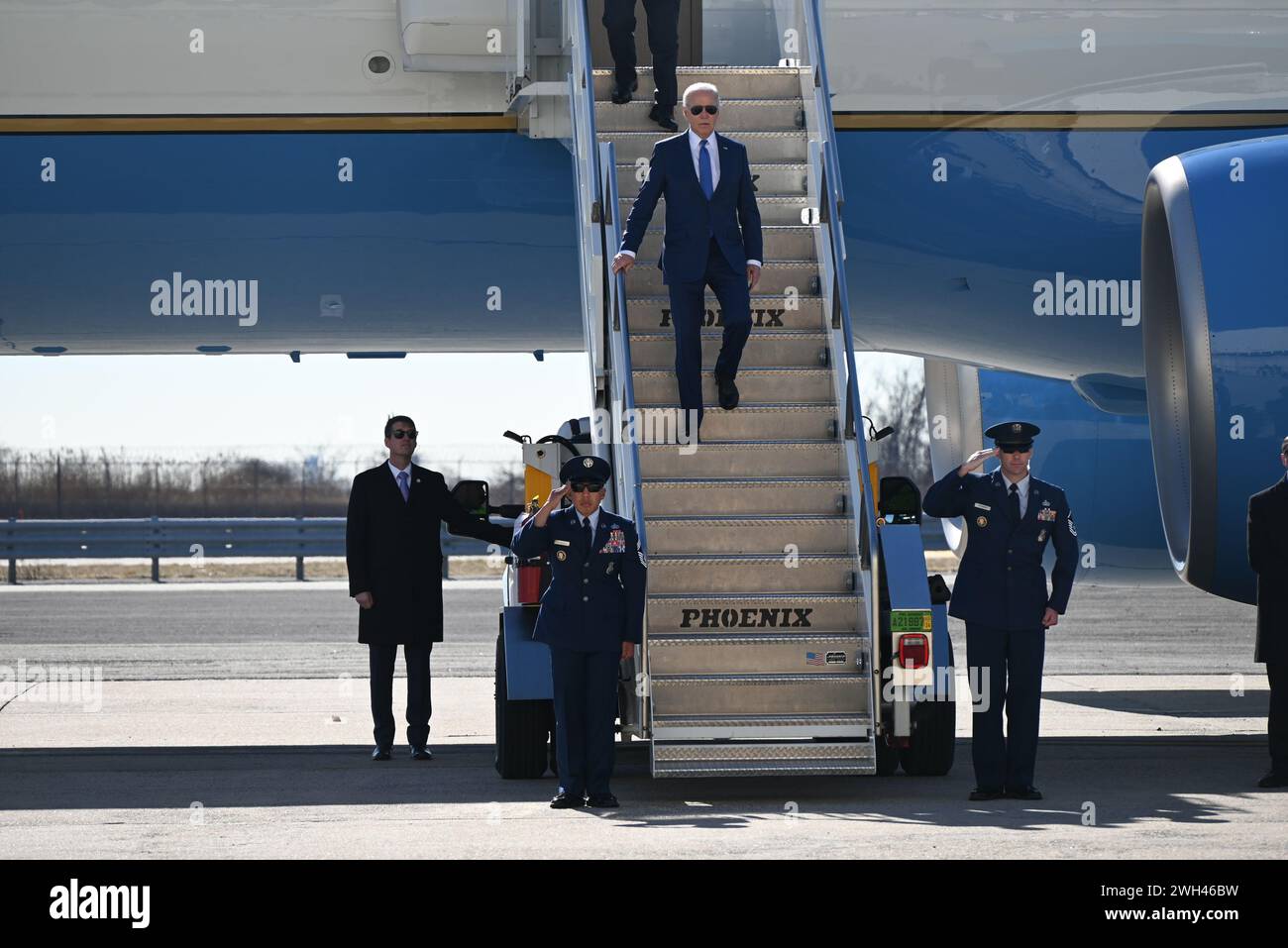 Queens, New York, Stati Uniti. 7 febbraio 2024. (NUOVO) il presidente degli Stati Uniti Joe Biden arriva all'aeroporto internazionale John F. Kennedy nel Queens, New York. 7 febbraio 2024, Queens, New York, USA: Joe Biden arriva all'aeroporto internazionale John F. Kennedy di Queens, New York, e visiterà Manhattan, New York mercoledì pomeriggio per partecipare a tre raccolte di fondi della campagna Biden-Harris. Il presidente Joe Biden ha camminato lungo i gradini dell'Air Force One e si è recato a piedi al Marine One per il giro in elicottero a Manhattan dall'aeroporto JFK. (Credit Image: © Kyle Mazza/TheNEWS2 via ZUMA Press Wire) USO EDITORIALE ONL Foto Stock