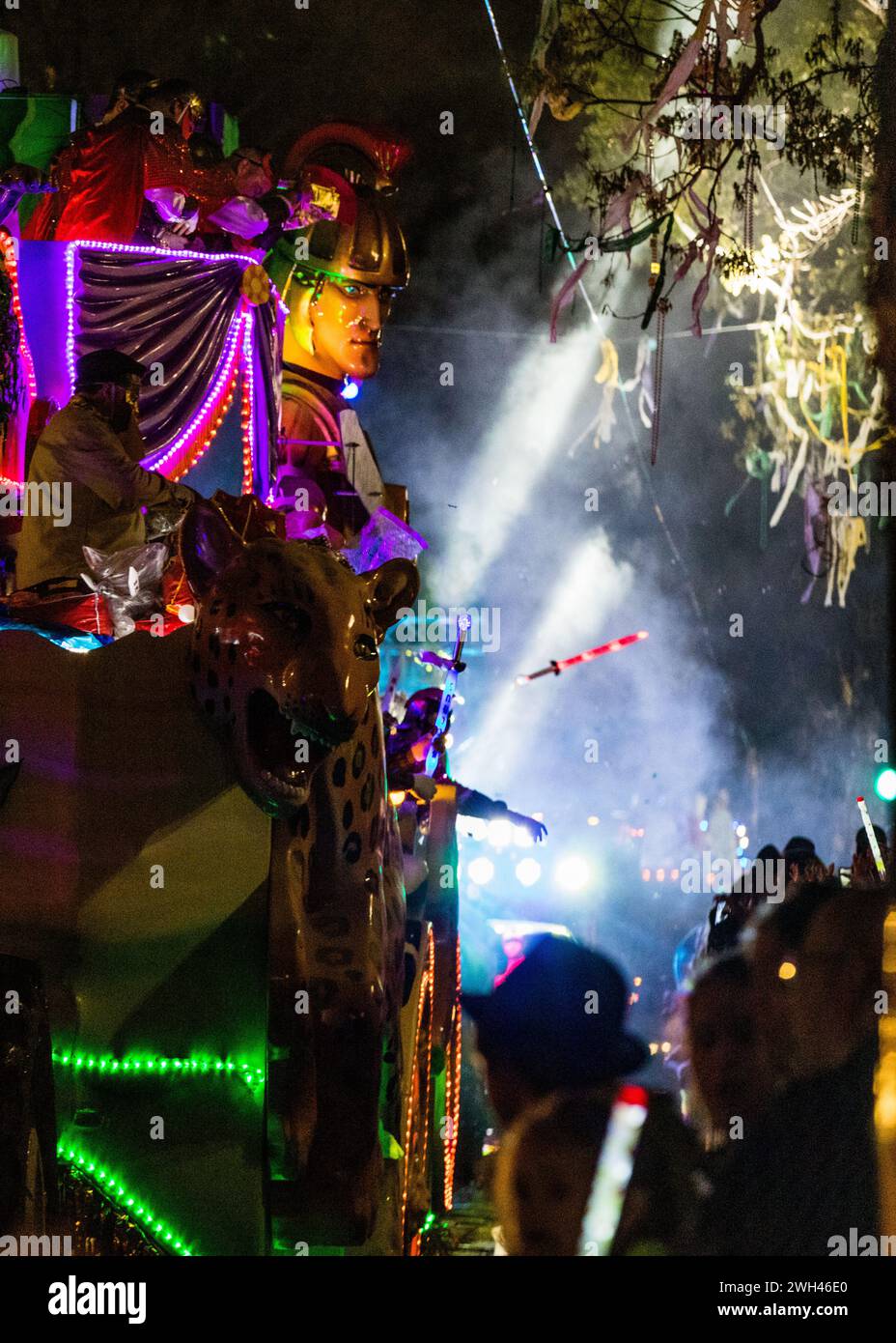 L'equipaggio del Krewe of Bacchus lancia perle, giocattoli e altri swag agli spettatori durante la sfilata del Mardi Gras 2019 a New Orleans Foto Stock