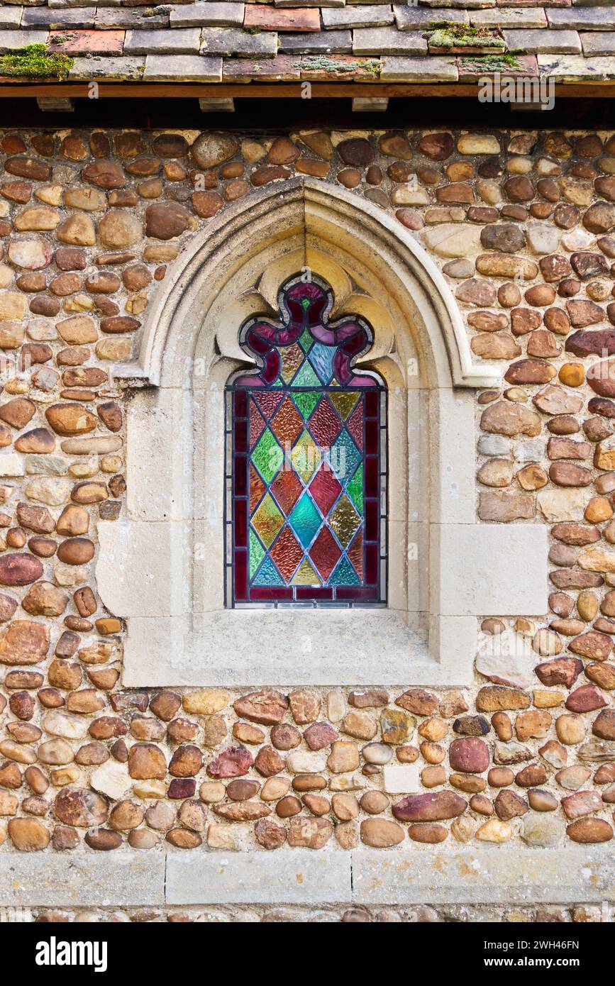 Colorate vetrate viste dall'esterno presso la Chiesa di Sant'Andrea a Toft, Cambridgeshire Foto Stock