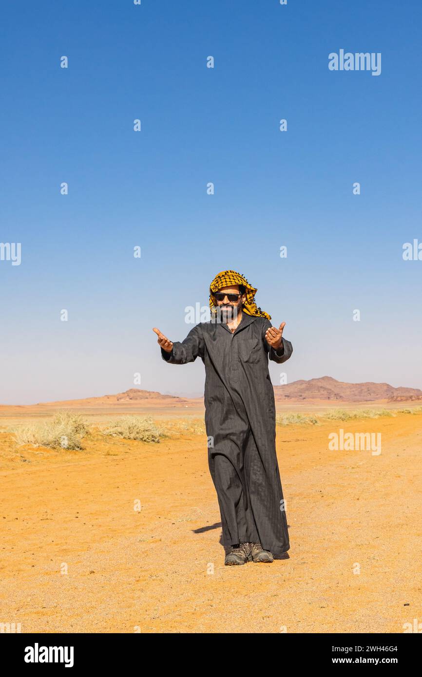 Medio Oriente, Arabia Saudita, provincia di Tabuk, Tayma. 15 novembre 2023. Uomo che cammina nella sabbia nel deserto saudita. Foto Stock