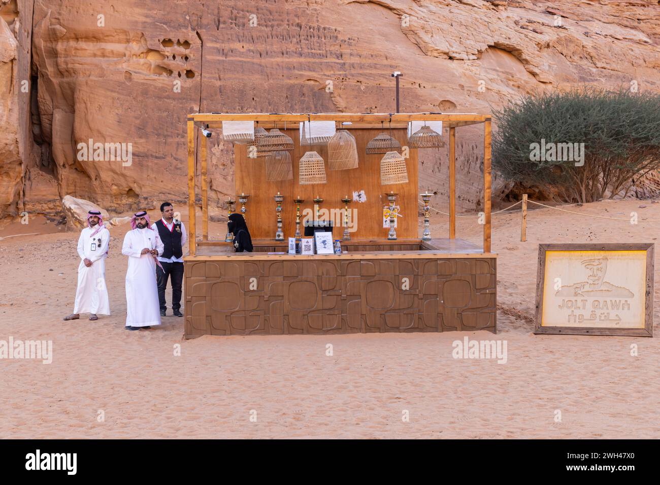Medio Oriente, Arabia Saudita, Medina, al-Ula. 17 novembre 2023. Hookah e caffè bar presso Elephant Mountain ad al-Ula. 17 novembre 2023. Foto Stock