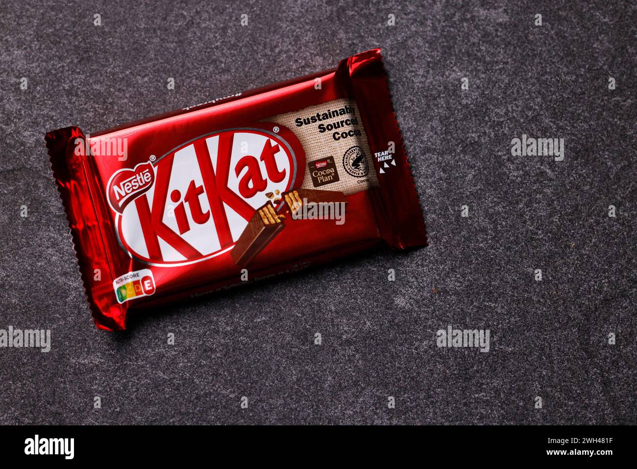 Ein KitKat-Schokoriegel liegt auf einer Steinplatte. KitKat, auch Kit Kat, nach eigener Schreibweise KitKat, ist ein von Nestle vertriebener und seit 1975 auf dem deutschen Markt erhältlicher Schokoriegel mit Waffelfüllung. Themenbild, Symbolbild Köln, 07.02.2024 NRW Deutschland *** Una barretta di cioccolato KitKat adagiata su una lastra di pietra KitKat, anche Kit Kat, scritto KitKat, è una barretta di cioccolato con un ripieno di wafer venduta da Nestle e disponibile sul mercato tedesco dal 1975 immagine a tema, immagine simbolica Colonia, 07 02 2024 NRW Germania Copyright: xChristophxHardtx Foto Stock