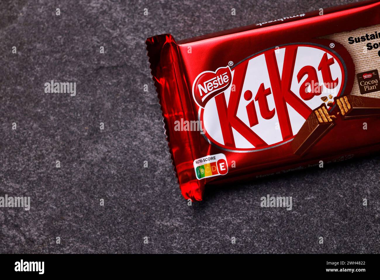 Ein KitKat-Schokoriegel liegt auf einer Steinplatte. KitKat, auch Kit Kat, nach eigener Schreibweise KitKat, ist ein von Nestle vertriebener und seit 1975 auf dem deutschen Markt erhältlicher Schokoriegel mit Waffelfüllung. Themenbild, Symbolbild Köln, 07.02.2024 NRW Deutschland *** Una barretta di cioccolato KitKat adagiata su una lastra di pietra KitKat, anche Kit Kat, scritto KitKat, è una barretta di cioccolato con un ripieno di wafer venduta da Nestle e disponibile sul mercato tedesco dal 1975 immagine a tema, immagine simbolica Colonia, 07 02 2024 NRW Germania Copyright: xChristophxHardtx Foto Stock