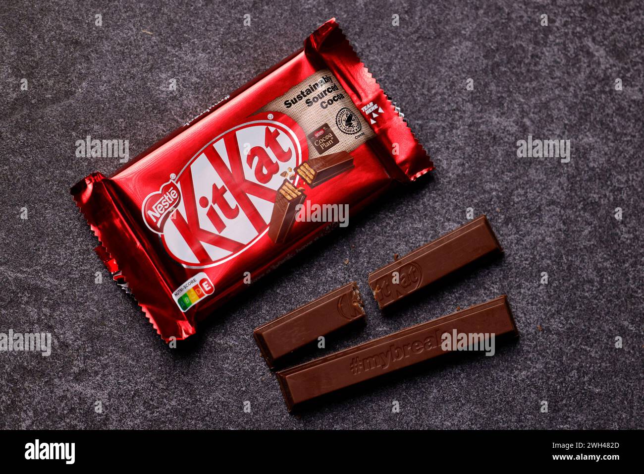 Ein KitKat-Schokoriegel liegt auf einer Steinplatte. KitKat, auch Kit Kat, nach eigener Schreibweise KitKat, ist ein von Nestle vertriebener und seit 1975 auf dem deutschen Markt erhältlicher Schokoriegel mit Waffelfüllung. Themenbild, Symbolbild Köln, 07.02.2024 NRW Deutschland *** Una barretta di cioccolato KitKat adagiata su una lastra di pietra KitKat, anche Kit Kat, scritto KitKat, è una barretta di cioccolato con un ripieno di wafer venduta da Nestle e disponibile sul mercato tedesco dal 1975 immagine a tema, immagine simbolica Colonia, 07 02 2024 NRW Germania Copyright: xChristophxHardtx Foto Stock