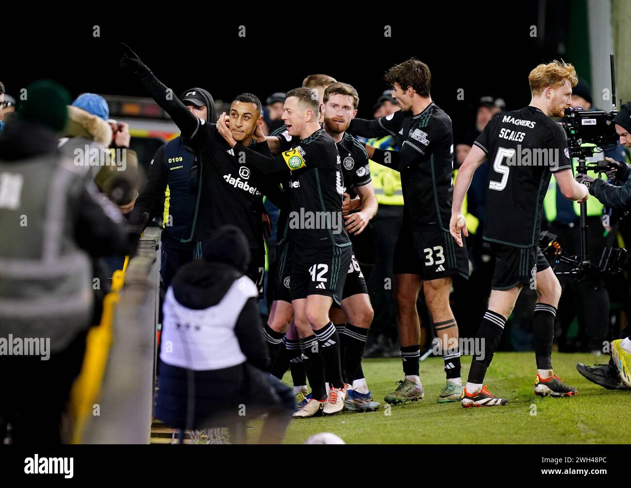 Adam Idah del Celtic festeggia con il compagno di squadra Callum McGregor dopo aver segnato il secondo gol della squadra dal punto di rigore durante la partita di Premiership Cinch a Easter Road, Edimburgo. Data foto: Mercoledì 7 febbraio 2024. Foto Stock