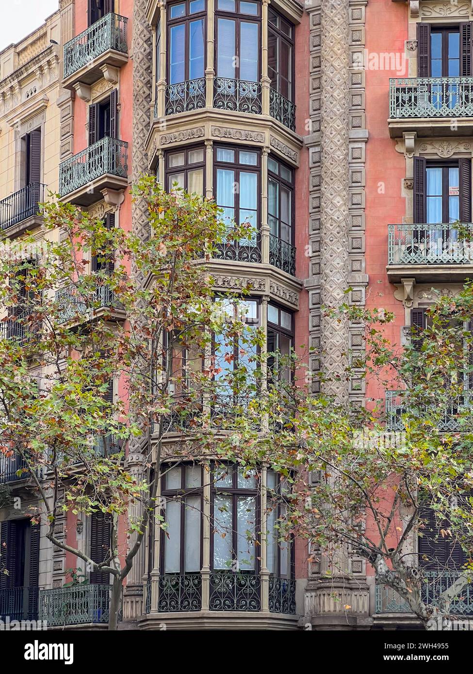 Facciata dell'edificio di Barcellona con balconi rotondi Foto Stock
