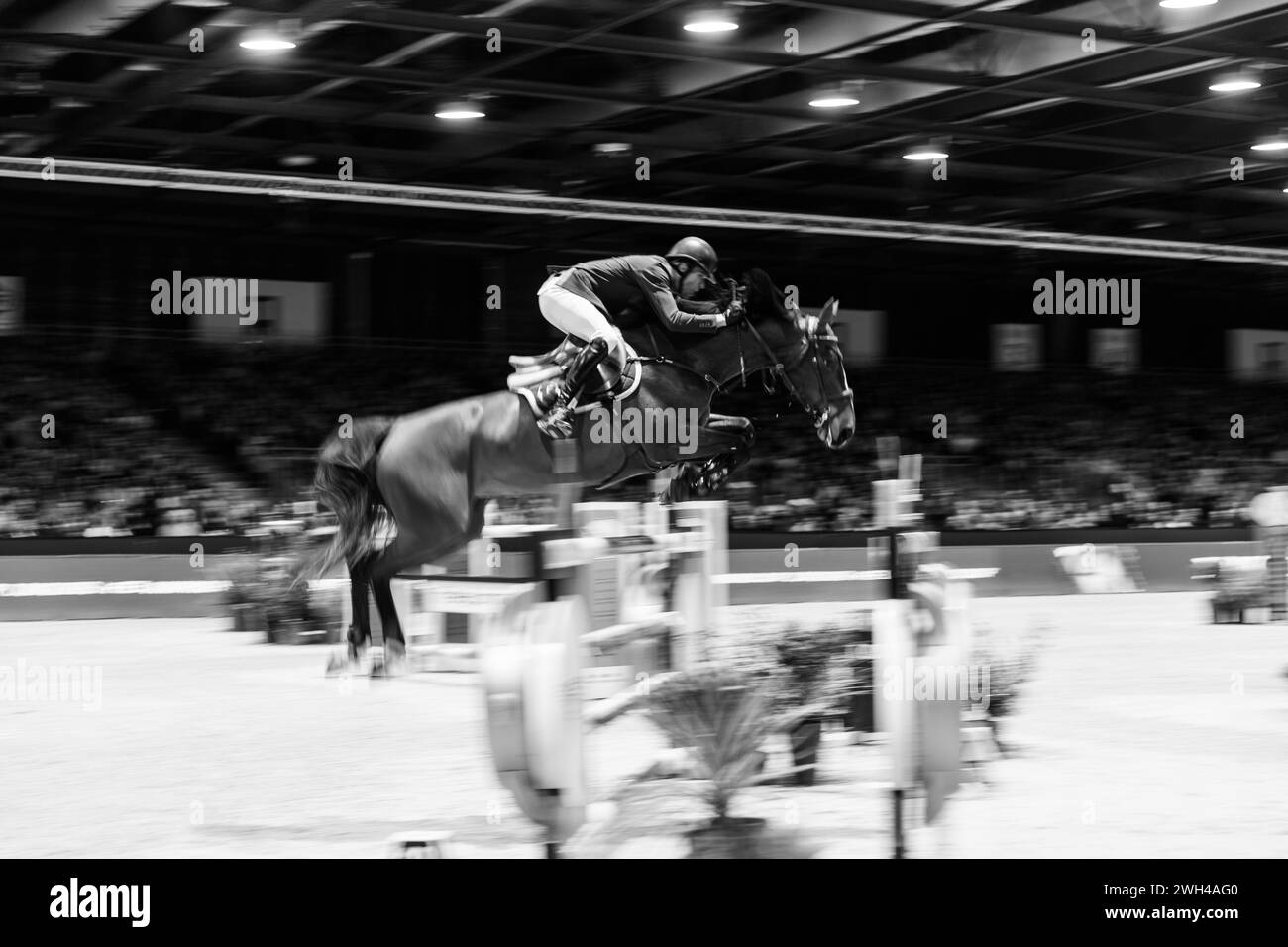 Bordeaux, Francia - 3 febbraio 2024. Harrie Smolders dei Paesi Bassi gareggia durante i 1.60 m al Jumping International Bordeaux. Foto Stock