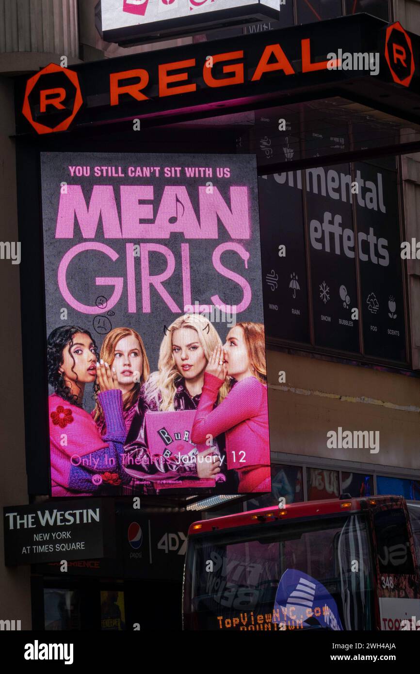Cartellone elettronico luminoso che pubblicizza "Mean Girls" 2024 il revival cinematografico su West 42nd St., New York City, Stati Uniti Foto Stock