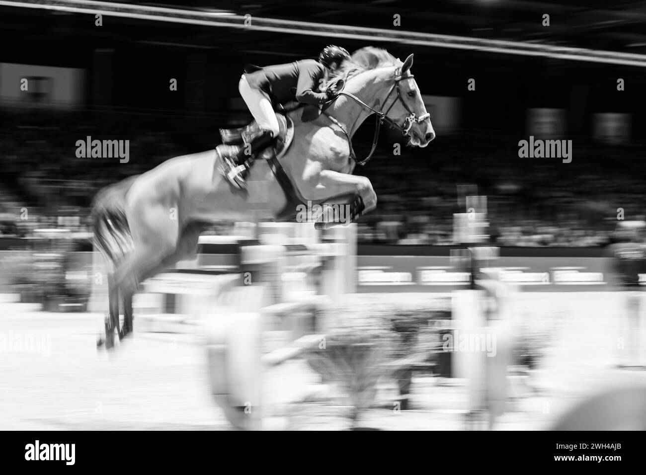 Bordeaux, Francia - 3 febbraio 2024. Julien Epaillard francese gareggia durante i 1.60 m al Jumping International Bordeaux. Foto Stock