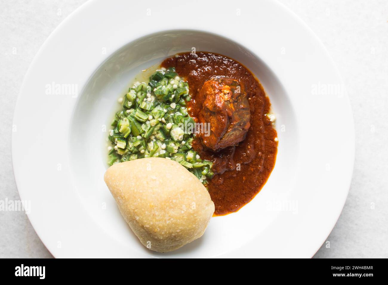 Okro nigeriano e stufato in un piatto bianco, vista dall'alto della zuppa di okro Foto Stock