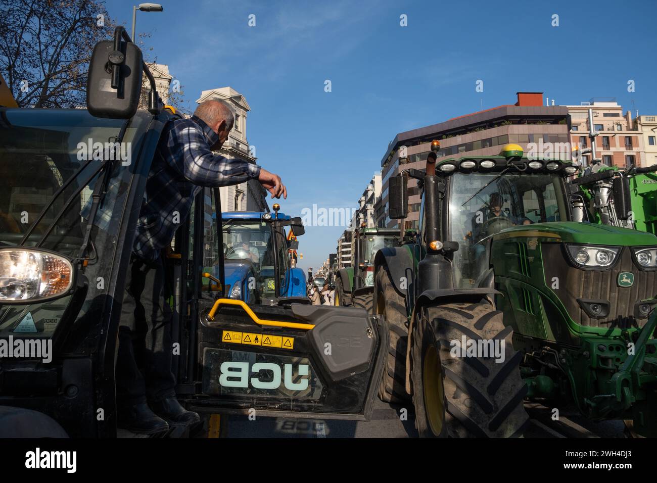 Barcellona, Spagna. 7 febbraio 2024. I trattori agricoli sono parcheggiati in via Aragón durante la dimostrazione. Più di mille trattori agricoli provenienti da tutta la Catalogna sono entrati nella città di Barcellona, occupando il centro della città per protestare contro le politiche agricole dell'Unione europea e la burocratizzazione delle procedure amministrative del Dipartimento dell'Agricoltura della Generelatitat di Catalogna. Credito: SOPA Images Limited/Alamy Live News Foto Stock