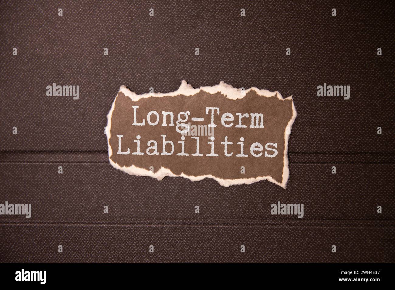 Capitale circolante. testo su carta bianca, su sfondo giallo e colorato su sfondo bianco. Foto Stock