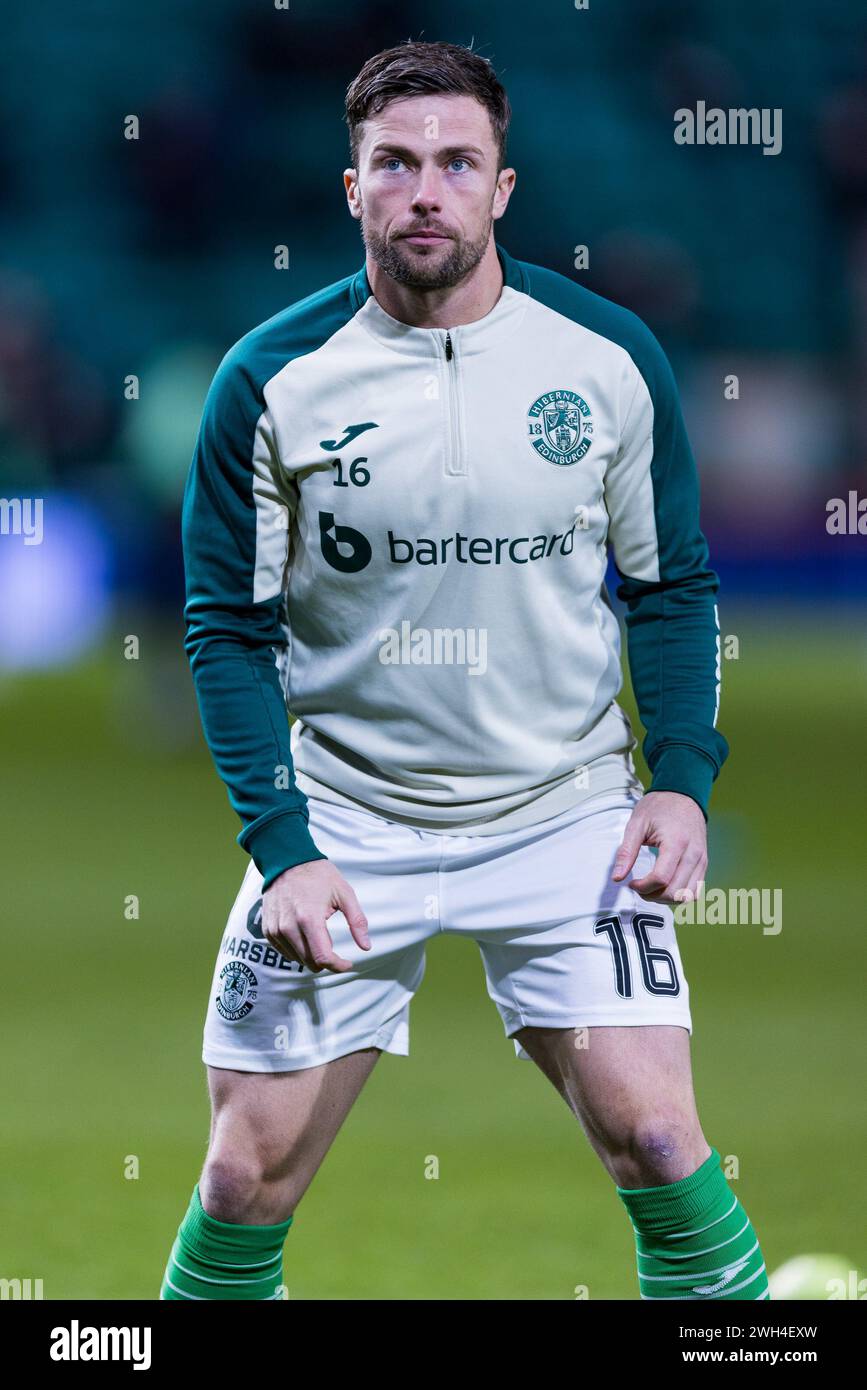 Edimburgo, Scozia. 7 febbraio 2024. Lewis Stevenson (16 - Hibernian) si scalda con la squadra Hibs prima del calcio d'inizio Credit: Raymond Davies / Alamy Live News Foto Stock