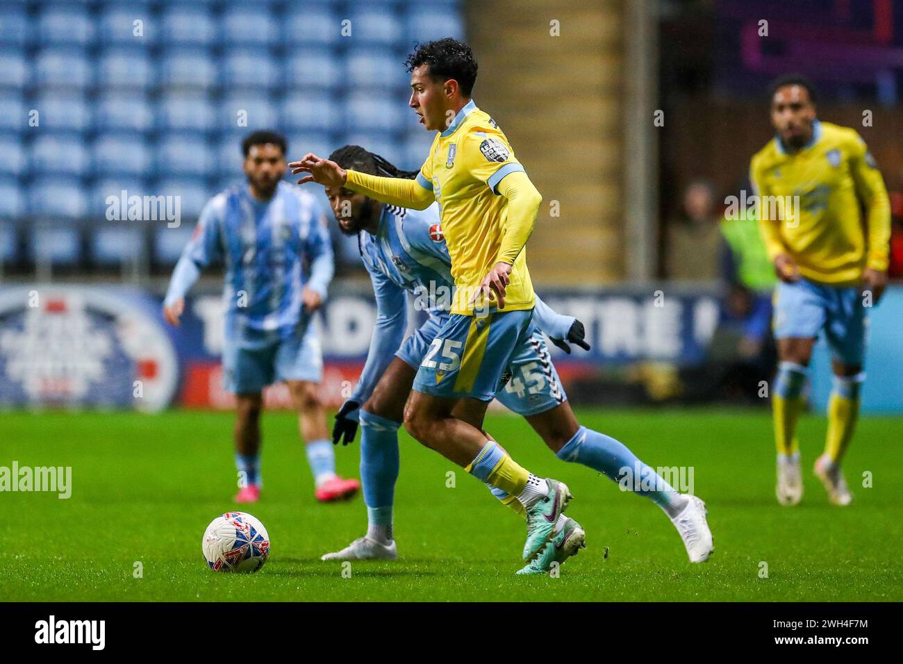 Coventry, Regno Unito. 6 febbraio 2024. Il difensore dello Sheffield Wednesday Gui Siqueira (25) combatte con il centrocampista del Coventry City Kasey Palmer (45) durante il Coventry City FC contro Sheffield Wednesday FC Emirates fa Cup 4th Round Replay alla Coventry Building Society Arena, Coventry, Inghilterra, Regno Unito il 6 febbraio 2024 Credit: Every Second Media/Alamy Live News Foto Stock