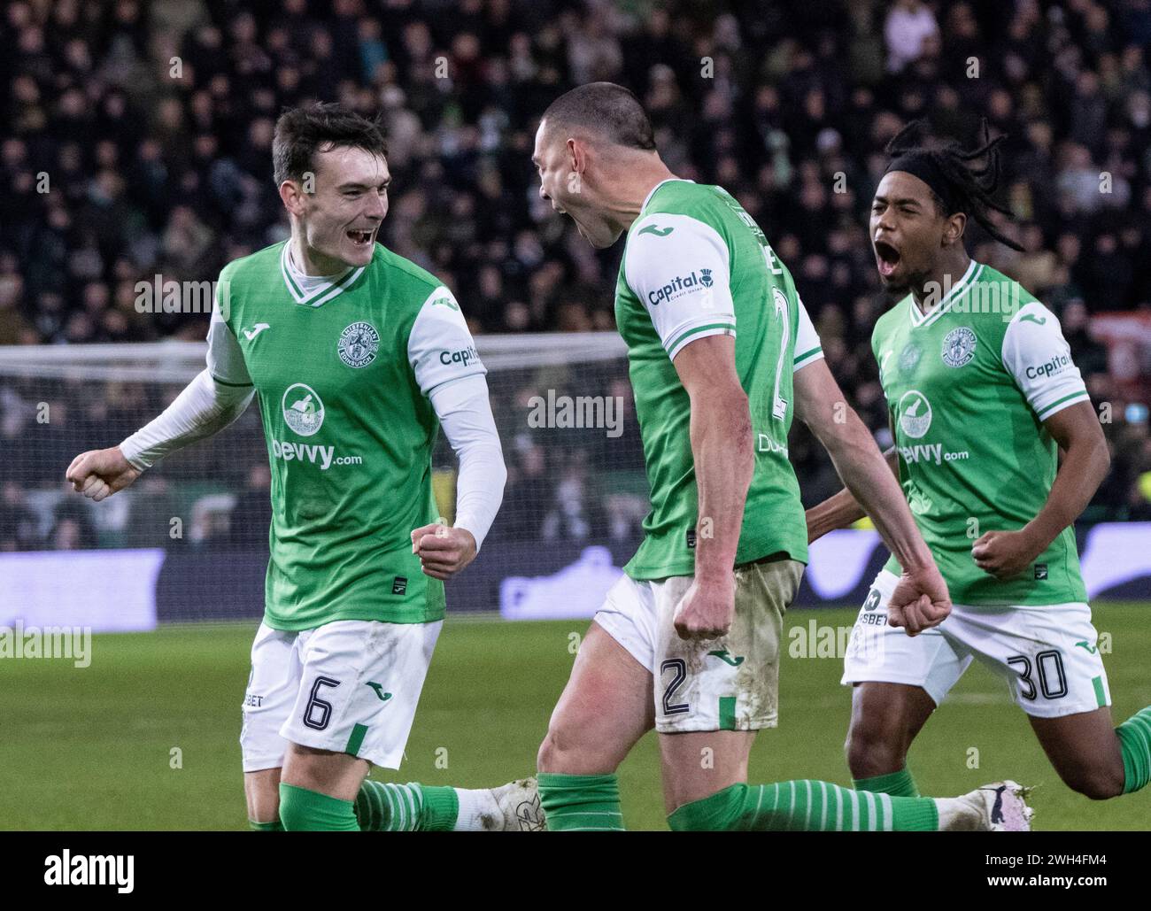 Edimburgo, Regno Unito. 7 febbraio 2024. Scottish Premiership - Hibernian FC vs Celtic FC 07/02/2024 il centrocampista degli Hibs, Dylan Levitt, viene mobbato dai compagni di squadra dopo aver segnato al 60 ° minuto per livellare il punteggio a 1-1 mentre l'Hibernian affronta il Celtic nella Scottish Premiership all'Easter Road Stadium, Edimburgo, Regno Unito crediti: Ian Jacobs/Alamy Live News Foto Stock