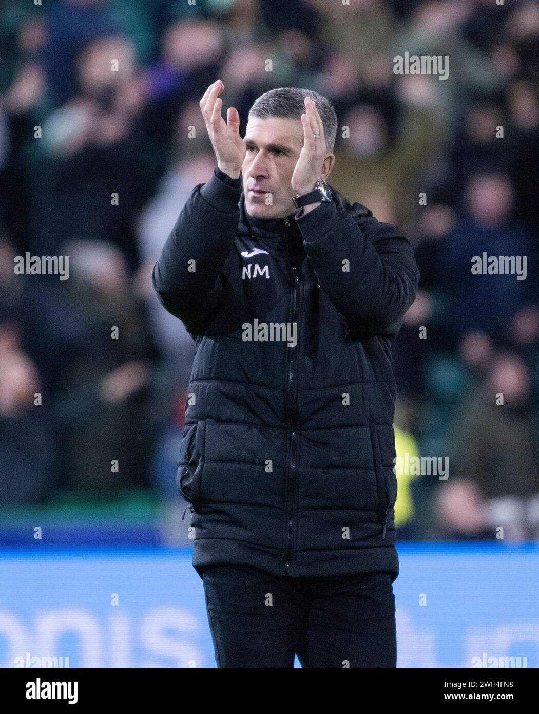 Edimburgo, Regno Unito. 7 febbraio 2024. Scottish Premiership - Hibernian FC vs Celtic FC 07/02/2024 l'allenatore degli Hibs, Nick Montgomery, applaude il supporto in casa dopo che la sua squadra è scesa di poco dal 2-1 al Celtic nella Scottish Premiership all'Easter Road Stadium, Edimburgo, Regno Unito crediti: Ian Jacobs/Alamy Live News Foto Stock