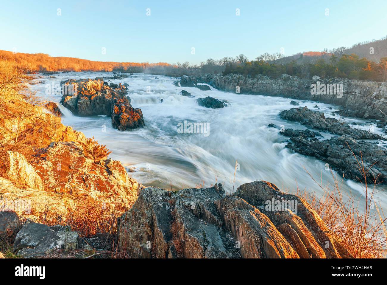 Vista delle grandi cascate del fiume Potomac all'alba d'inverno. Parco nazionale di Great Falls. Virginia. STATI UNITI Foto Stock