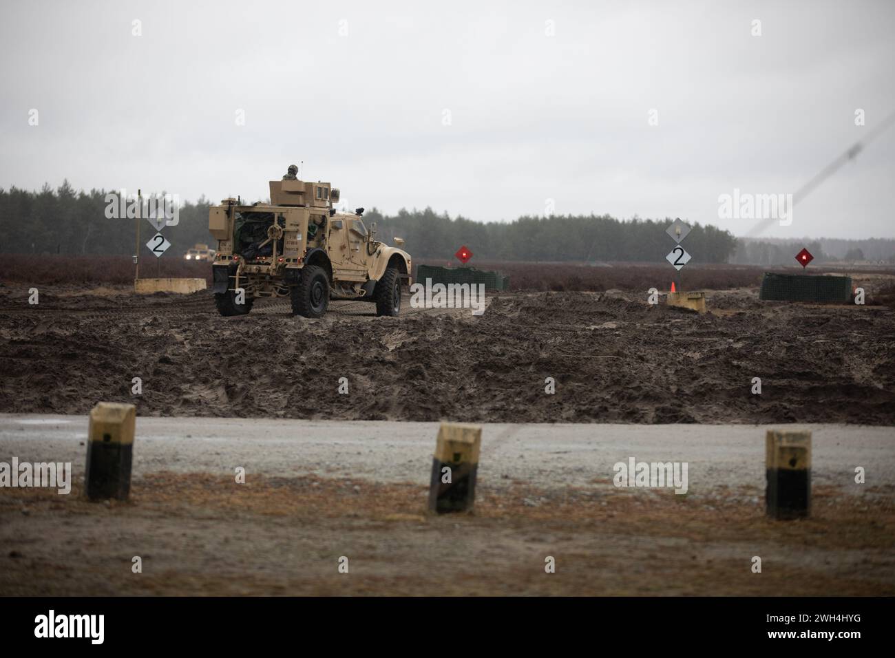 I soldati dell'esercito degli Stati Uniti assegnati al Task Force Provider della 3rd Division Sustainment Brigade guidano un veicolo protetto da imboscata resistente alle mine sul raggio d'azione per sparare una mitragliatrice m2 durante un'esercitazione di fuoco dal vivo a Swietoszow, Polonia, 7 febbraio 2024. Il 3rd DSB testa soldati e squadre con unità di difesa individuali e collettive e convogli esercitazioni di fuoco dal vivo per garantire la disponibilità a proteggere la logistica critica e i sistemi di comando missione su qualsiasi campo di battaglia. Foto Stock