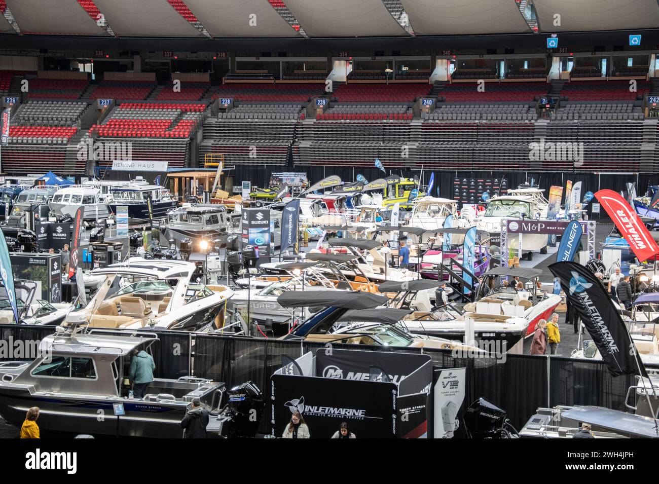 Mostre di una varietà di barche al salone nautico BC Place di Vancouver, British Columbia, Canada Foto Stock