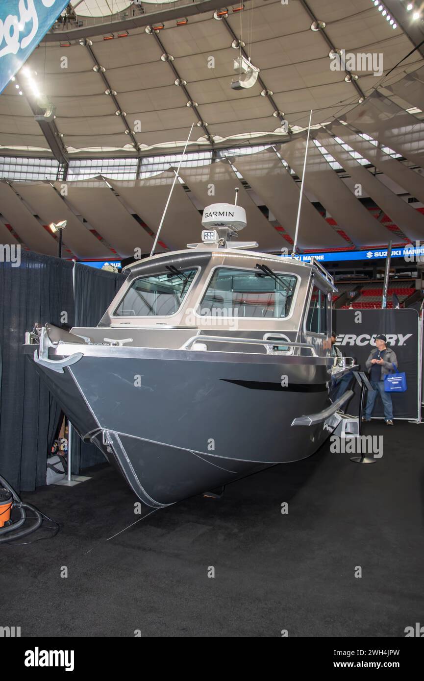Prua della barca in alluminio saldato Silver Streak al salone nautico BC Place a Vancouver, British Columbia, Canada Foto Stock
