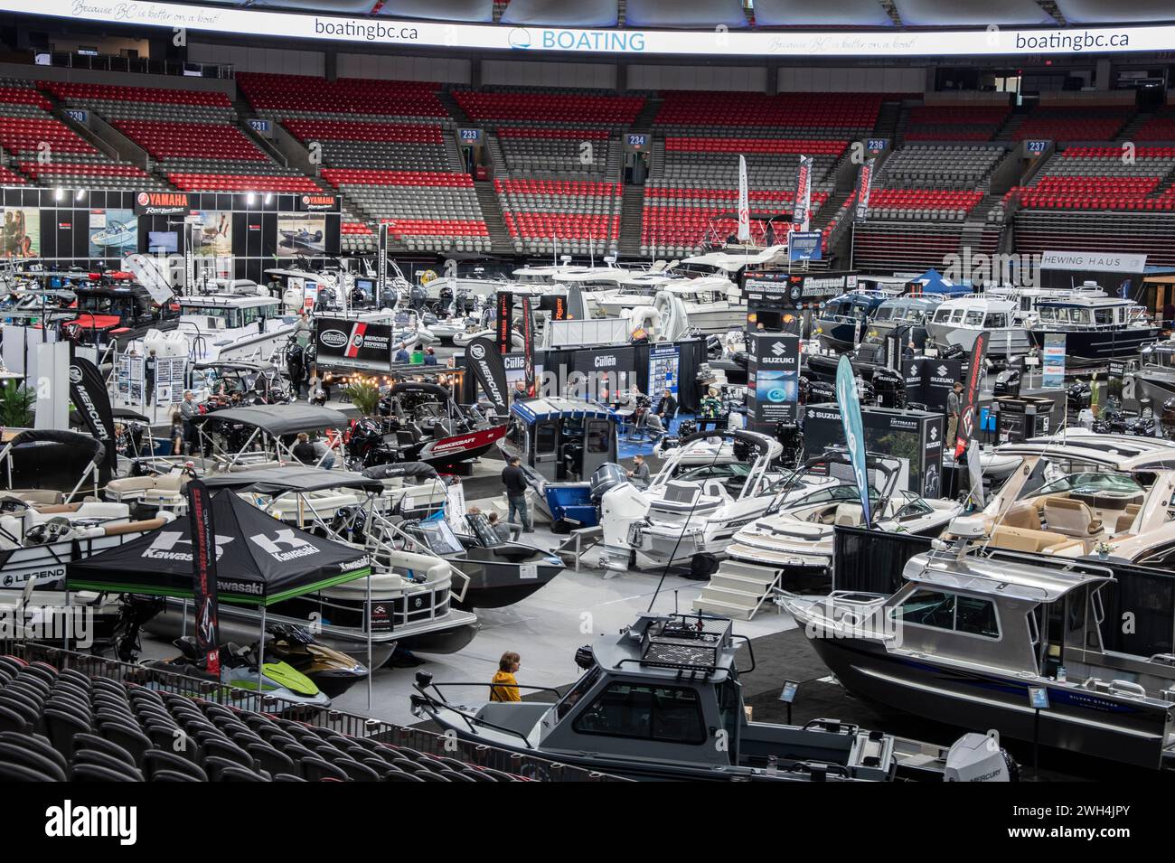 Mostre di una varietà di barche al salone nautico BC Place di Vancouver, British Columbia, Canada Foto Stock
