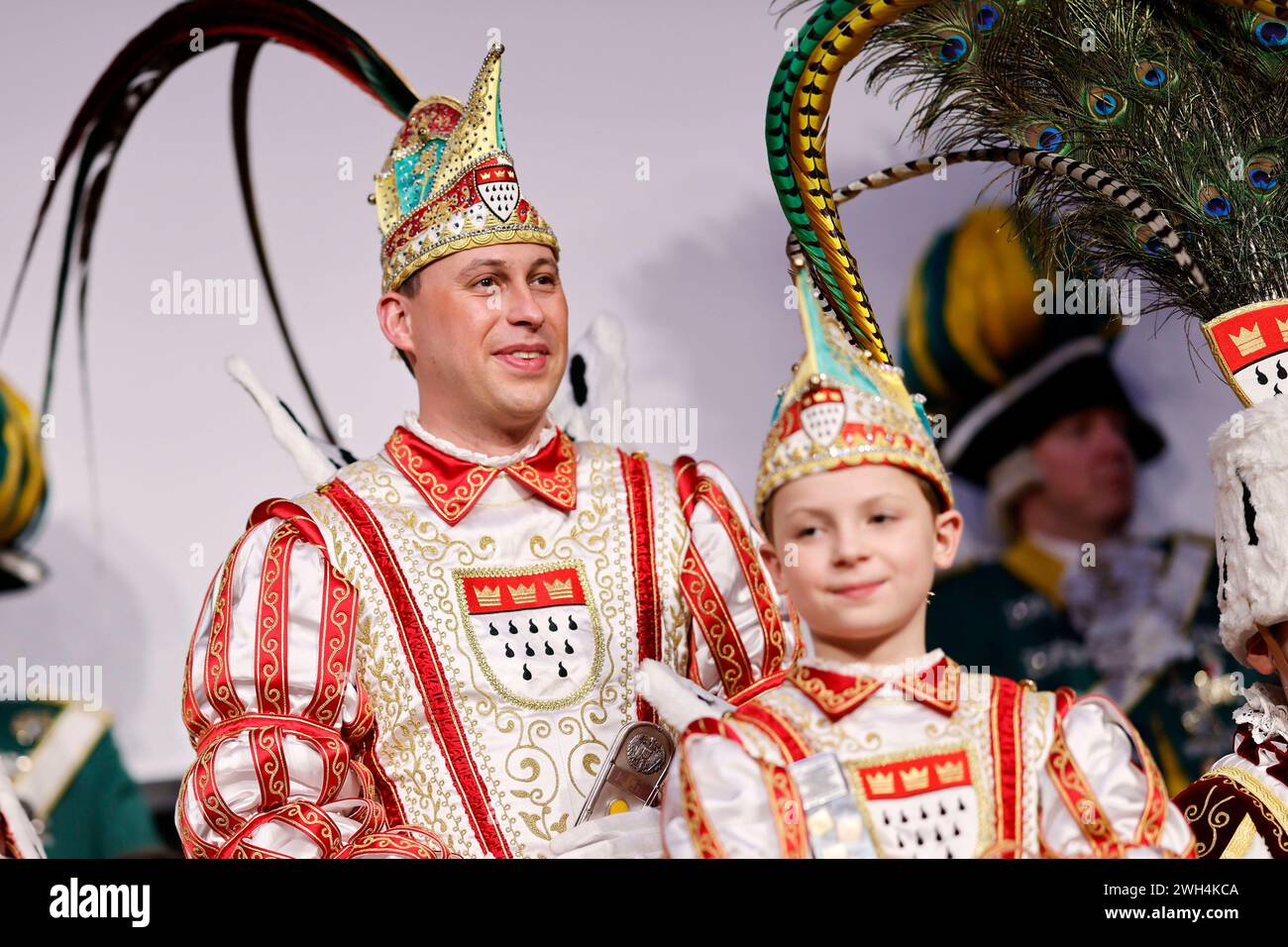 Prinz Karneval Sascha I.. Sascha Klupsch und Kinderprinz Julius I. vom Kölner Dreigestirn bzw. Kinderdreigestirn 2024 beim Richtfest für den Kölner Rosenmontagszug im Kölner Karnevalsmuseum. Köln, 06.02.2024 NRW Deutschland *** Prince Carnival Sascha i Sascha Klupsch and Childrens Prince Julius i del triumvirato di Colonia o triumvirato per bambini 2024 alla cerimonia di rabbocco per la processione del Cologne Rose Monday nel Museo del Carnevale di Colonia Colonia, 06 02 2024 NRW Germania Copyright: XChristophxHardtx Foto Stock