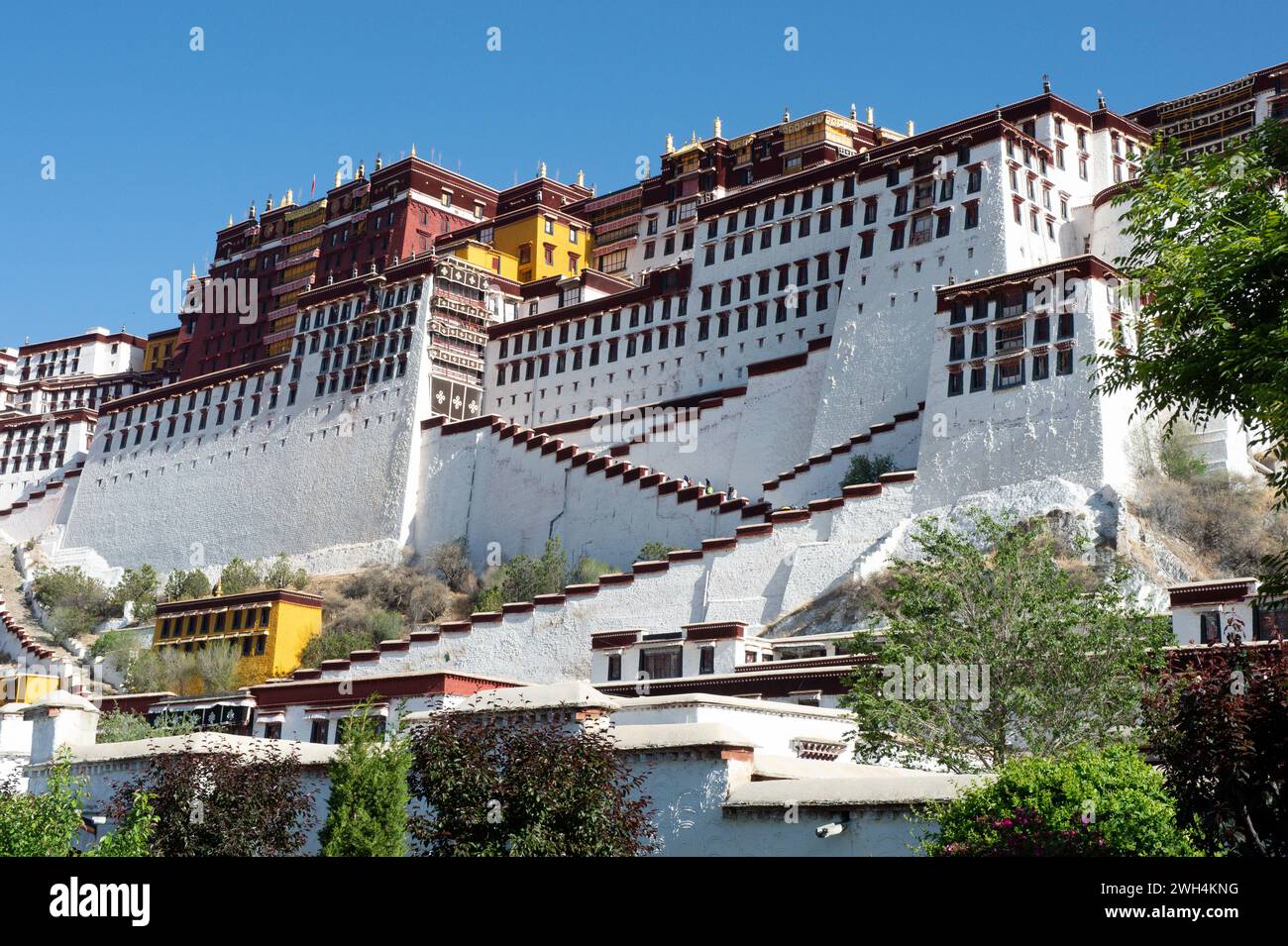 Un tempo sede del Dalai Lama, il Palazzo di Potala è stato dichiarato patrimonio dell'umanità dell'UNESCO nel 1994 ed è una popolare attrazione turistica a Lhasa, il capit Foto Stock