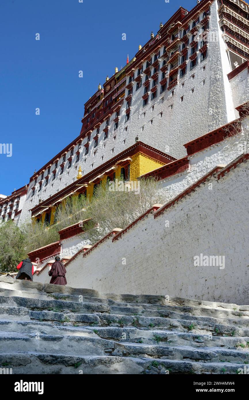 Un tempo sede del Dalai Lama, il Palazzo di Potala è stato dichiarato Patrimonio dell'Umanità dall'UNESCO nel 1994 ed è una popolare attrazione turistica a Lhasa. Foto Stock