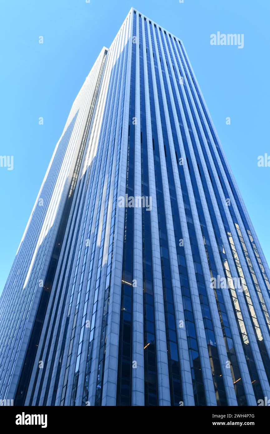 New York City - 1 gennaio 2023: Il GM Building è una torre per uffici di 50 piani a New York. L'edificio è una delle poche strutture di Manhattan che lo fanno Foto Stock
