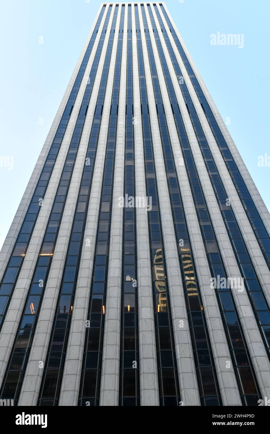 New York City - 1 gennaio 2023: Il GM Building è una torre per uffici di 50 piani a New York. L'edificio è una delle poche strutture di Manhattan che lo fanno Foto Stock