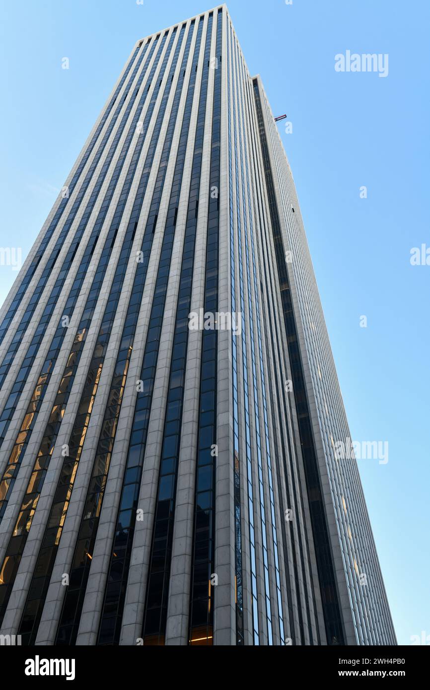 New York City - 1 gennaio 2023: Il GM Building è una torre per uffici di 50 piani a New York. L'edificio è una delle poche strutture di Manhattan che lo fanno Foto Stock