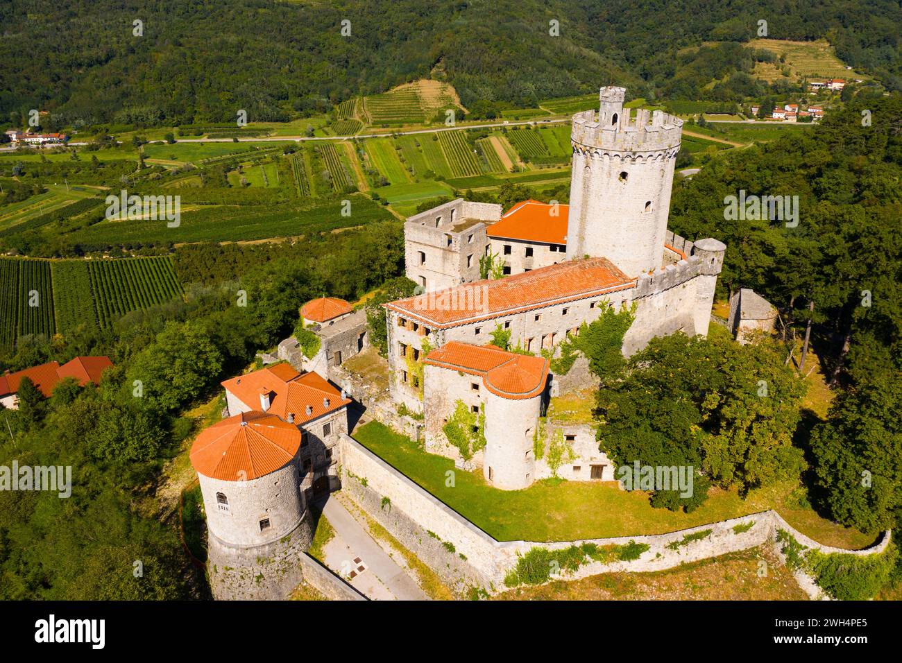 Vista del castello medievale Branik (Rihemberk) a Nova Gorica. La Slovenia Foto Stock