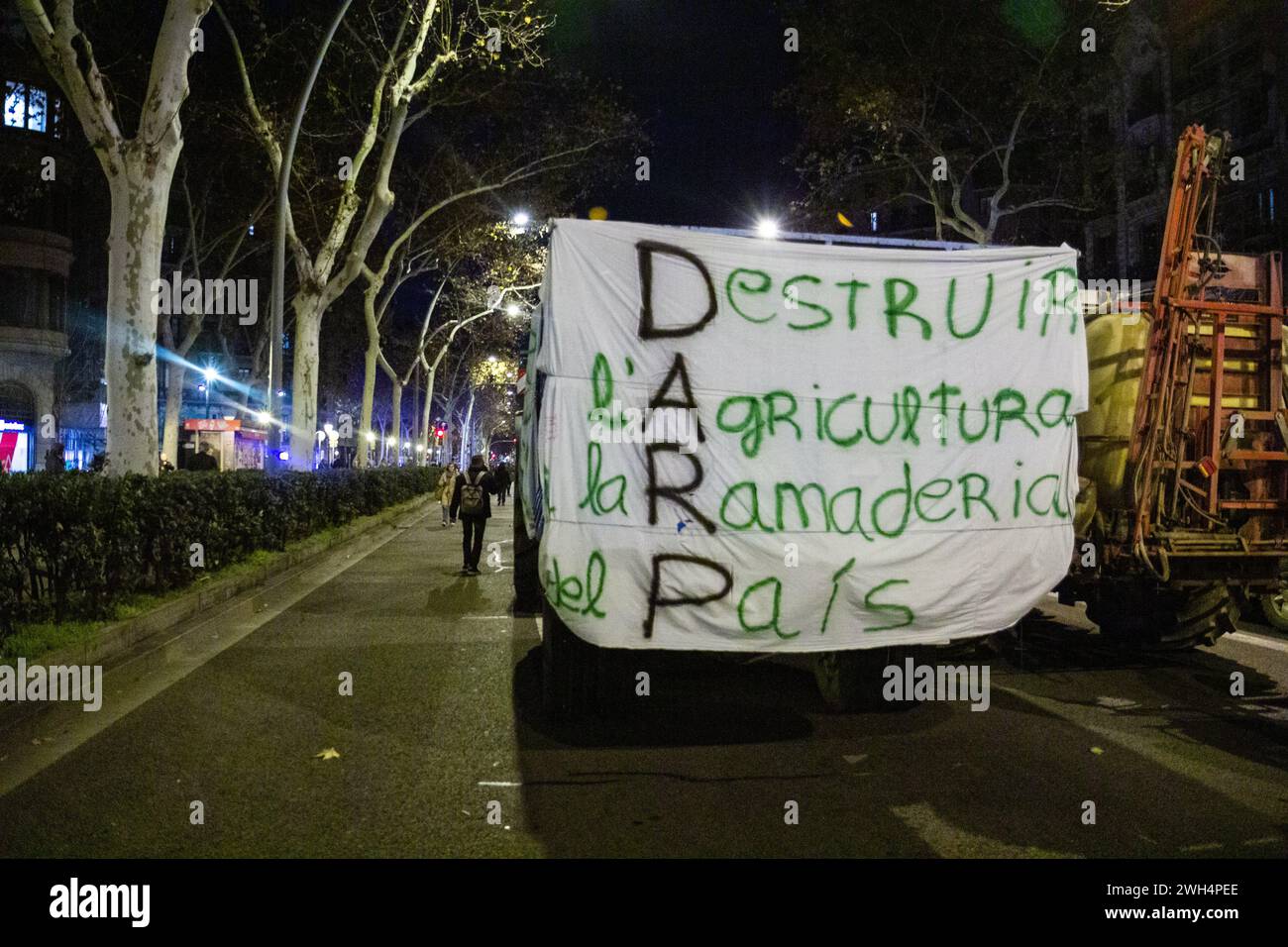 Barcellona, Spagna. 7 febbraio 2024. Gli agricoltori protestano contro la politica agricola europea. Banner recita: "Distruggi l'agricoltura e la rimessa di un paese" DARP Foto Stock